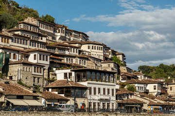 Fototapeta premium Altstadtviertel unter klarem Himmel, Berat, Bezirk Berat, Albanien