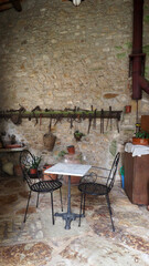 włoskiem miasteczko w górach we mgle © Marta