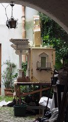 włoskiem miasteczko w górach we mgle © Marta