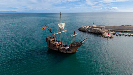 vista de la Nao Santa Mar&iacute;a navegando en el mar	