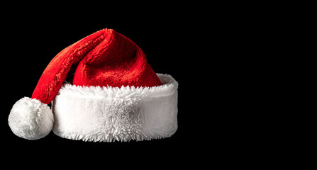 Gorro de Papá Noel rojo y blanco, aislado sobre fondo negro, para diseño navideño, felicitacion navideña, cartel de navidad, campañas y contenido creativo navideño