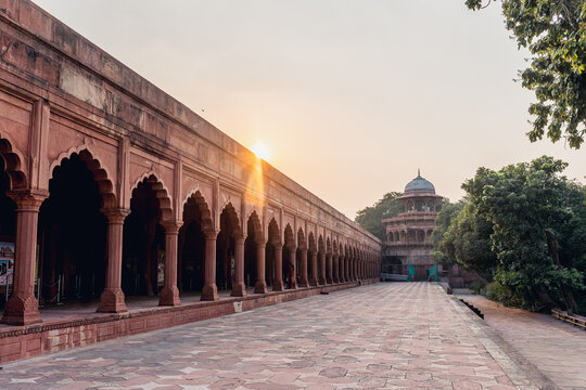 Taj Mahal at Golden Hour &ndash; Agra Fort Colonnade at Sunset &ndash; Historic Architecture in Warm Light, Great gate