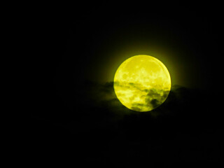 Der Vollmond in seinen schönen Farben am 5. November 2025 in der Uckermark