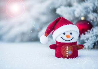 Ein kleiner Schneemann aus Stoff mit roter Weihnachtsm&uuml;tze steht im glitzernden Schnee vor einem geschm&uuml;ckten Baum und wirkt warm, fr&ouml;hlich und festlich. Generative KI