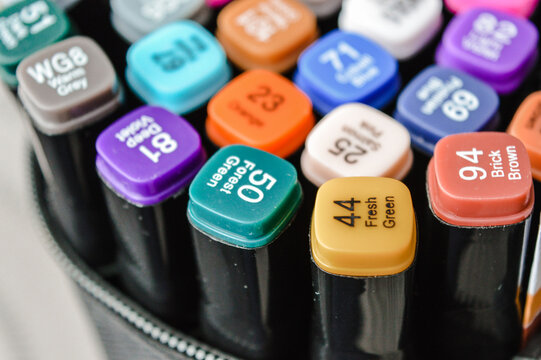 Set of colorful dual-tip art markers in a zippered case, ideal for design, illustration, drawing tools, creative education, and craft product promotion.