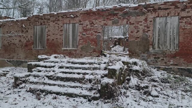 Dorf in Lettland, Winter, Schnee, altes Geb&auml;ude ohne Dach, Treppe, Backsteinmauer