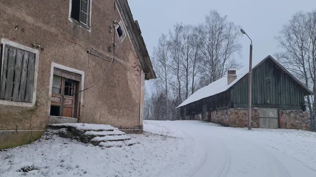Dorf in Lettland im Winter mit Schnee,alte Geb&auml;ude, H&auml;user, weg