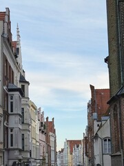 Typische Altstadtstra&szlig;e in Lübeck mit prachtvollen Häusern und Fassaden