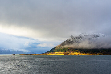 Berge und Felsen im Winter nahe Nesna in Norwegen