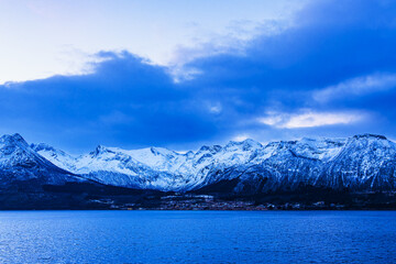 Berge und Felsen im Winter nahe Ørnes in Norwegen