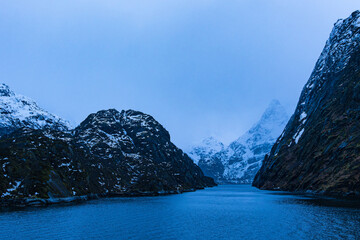 Berge und Felsen am Trollfjord im Winter auf den Lofoten in Norwegen