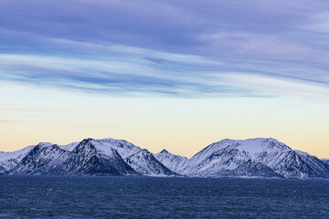 Berge und Felsen im Winter nahe Øksfjord in Norwegen