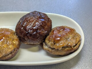 肉厚な椎茸に肉餡を詰めて照り焼きにした、しいたけの肉詰めのクローズアップ