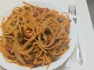 懐かしい味わいのナポリタンスパゲティ タマネギとピーマンとウィンナーがたっぷり入ったボリューミーなランチのクローズアップ