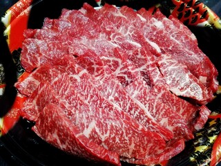 最高級和牛 美しい霜降りの近江牛 焼き肉用の生肉クローズアップ