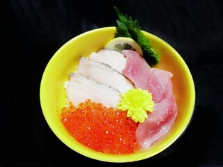 和食グルメ いくら、鰆、マグロを華やかに盛り付けた、黄色の器の海鮮丼