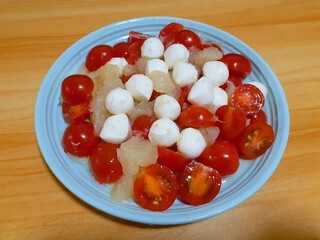 モッツァレラチーズ、ミニトマト、グレープフルーツのカプレーゼ風サラダ