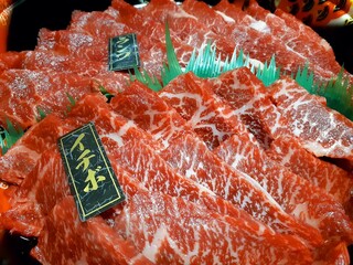 綺麗な霜降り和牛の近江牛のイチボとランプのセット 焼き肉用の生肉のクローズアップ