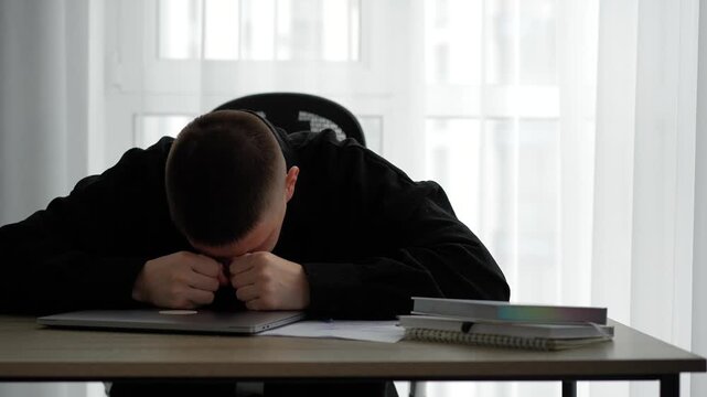 A tired office worker experiences a nervous breakdown and a bout of aggression.
Anger, emotions, workplace, exhaustion