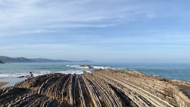 Estratos geol&oacute;gicos del Flysch de Zumaia con el mar