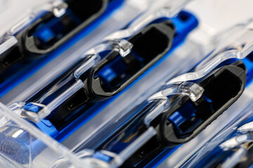 Naklejka premium Close-up of blue and black disposable razor blades in packaging