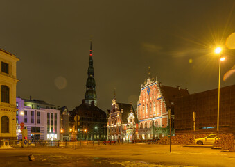 Obraz premium Night View of Town Hall Square in Old Riga, Latvia