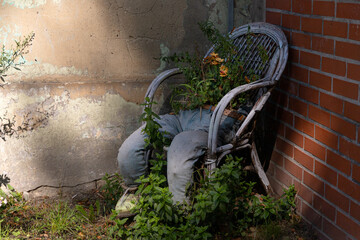 Zabawna figura - donica wykonane ze starych dżinsów na podwórku kamienicy  © Magdalena