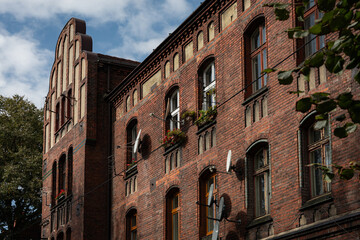 Budynek - familok w dzielnicy Zabrza. Budynek wykonany z czerwonej cegły. © Magdalena