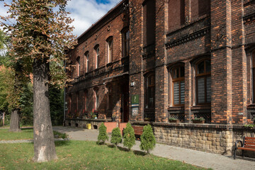 Budynek - familok w dzielnicy Zabrza. Budynek wykonany z czerwonej cegły. © Magdalena