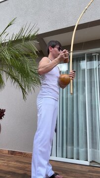 homem tocando birimbau cultura capoeira no brasil 