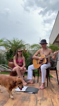 casal canta e toca viol&atilde;o ac&uacute;stico 