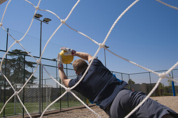gioco del calcio, portiere che para 