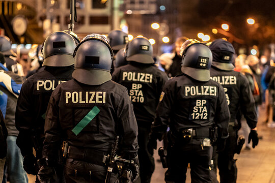 German police from the "Bundespolizei" in riot uniform is protecting a christmas market on the side of an demonstration.