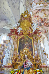 Blick in die prachtvolle Rokokokirche Mariä Geburt in Rottenbuch, Bayern, Deutschland.