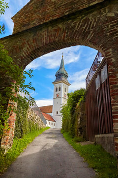Blick auf die prachtvolle Rokokokirche Mari&auml; Geburt in Rottenbuch, Bayern, Deutschland.