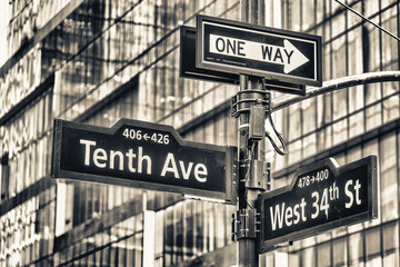 Obraz premium New York Tenth Avenue street sign with city buildings and traffic in the background