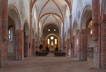 la navata centrale della chiesa parrocchiale (ex abbazia cistercense) di Abbadia Cerreto