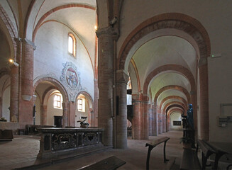 la navata laterale sinistra della chiesa parrocchiale (ex abbazia cistercense) di Abbadia Cerreto