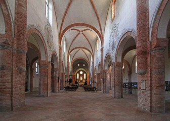 la navata centrale della chiesa parrocchiale (ex abbazia cistercense) di Abbadia Cerreto