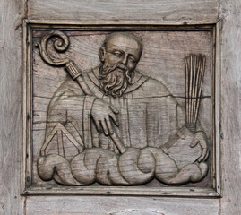 Sant'Ambrogio; riquadro del portone scolpito dell'abbazia di Abbadia Cerreto