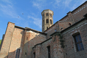 il fianco nord e la torre nolare dell'abbazia di Abbadia Cerreto