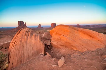 Fototapeten Coral Vast desert landscape of Monument Valley bathed in warm sunlight with dramatic sandstone mesas  © jovannig