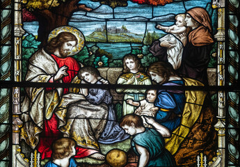 Stained glass (19th century) of Jesus welcomes and blesses little children who want to come close to him.