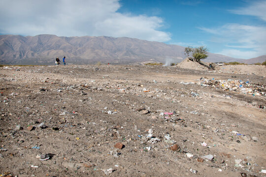 Basurales a cielo abierto en la naturaleza.