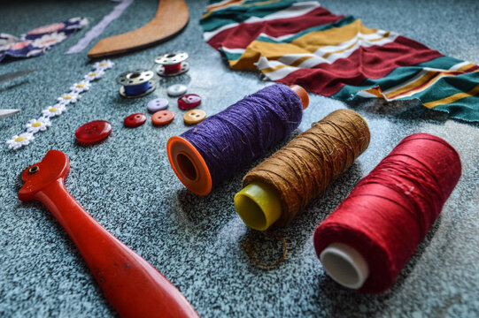 hilos y otros objetos de costura