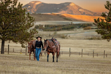 Obraz premium Colorado cowgirl with two quarter horse ranch front range