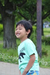 公園で遊ぶ元気で楽しそうな笑顔の男の子　アジアの日本人の子ども 幼児