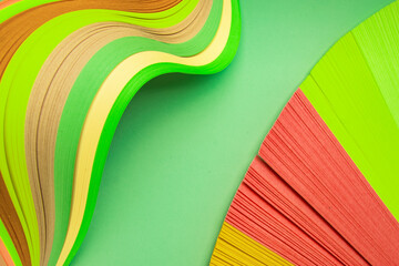 Countless sheets of paper, curved in three dimensions, colorful and fresh, simple and clear, with strong textures and a strong sense of three dimensionality. The curves resemble a female figure, and t