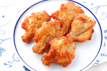 あぶり焼きチキン - 骨付き手羽元を焼き上げた、ジューシーな炙り焼きチキン
