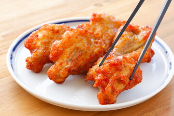 あぶり焼きチキン - 骨付き手羽元を焼き上げた、ジューシーな炙り焼きチキン

